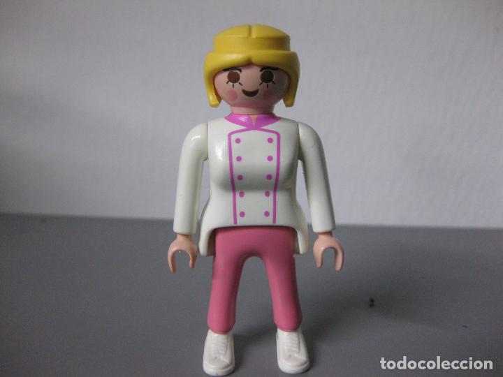 Playmobil: PLAYMOBIL FIGURA CHICA HOSTELERIA PASTELERA COCINA BAR PANTALON ROSA M4
