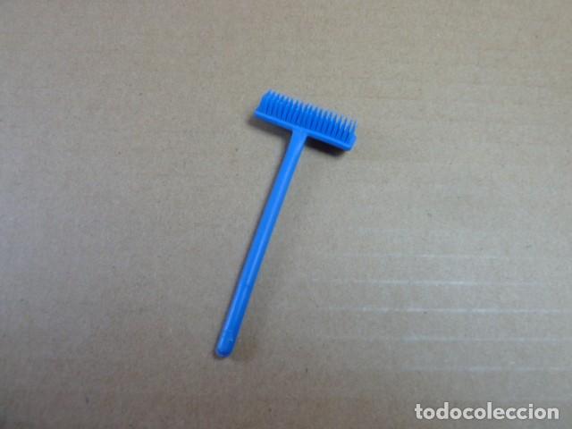 Playmobil: Cepillo azul barrendero granja. Playmobil - Foto 2