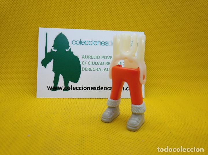 Playmobil: Playmobil Piernas pantal&oacute;n naranja con botas de invierno