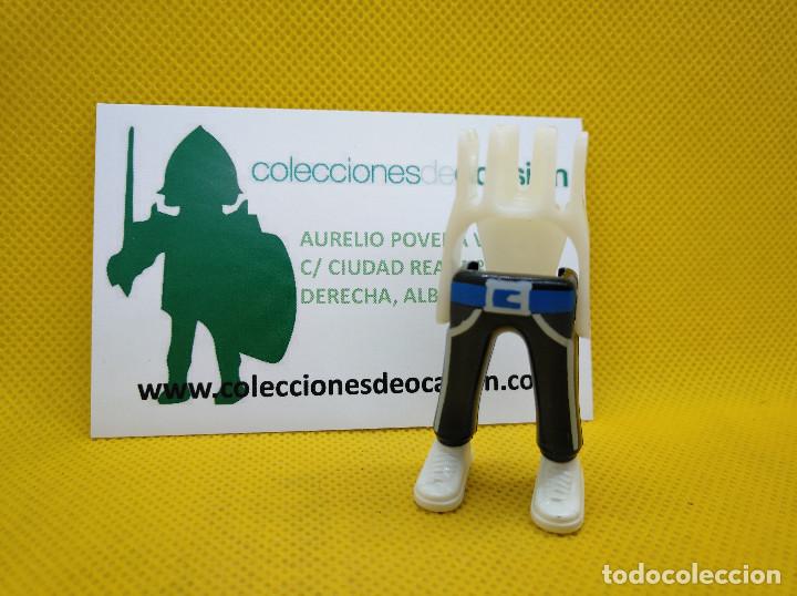 Playmobil: Playmobil Piernas pantal&oacute;n negro con zapatillas blancas