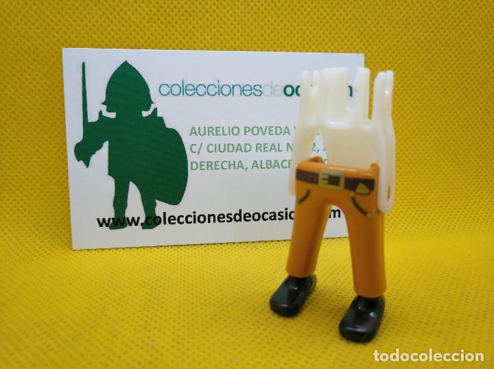 Playmobil: Playmobil Piernas naranjas con cintur&oacute;n