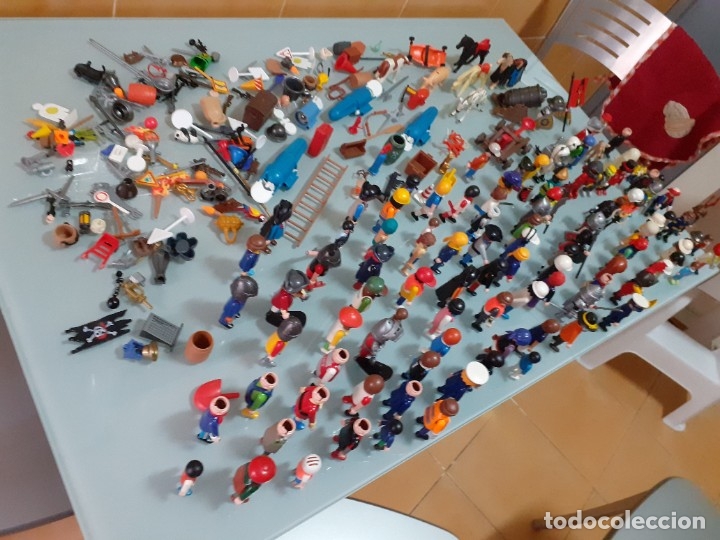 Playmobil: Lote de 105 cliks de Playmobil + complementos + animales.Distintas &eacute;pocas. - Foto 2