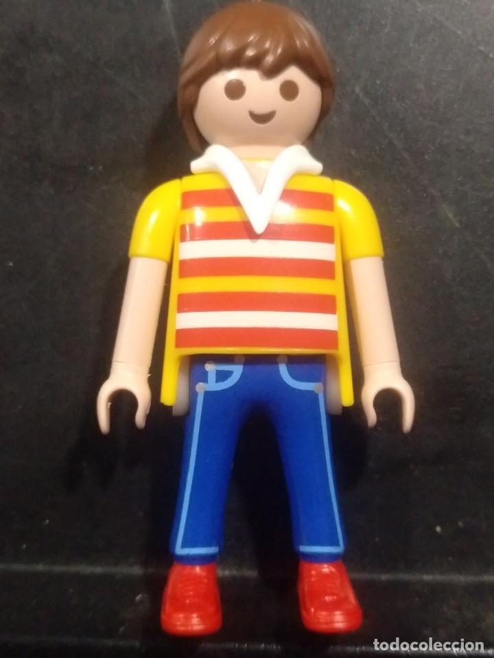 Playmobil: PLAYMOBIL FIGURA HOMBRE CITY CON CAMISETA RAYAS HORIZONTALES - 24/1/20
