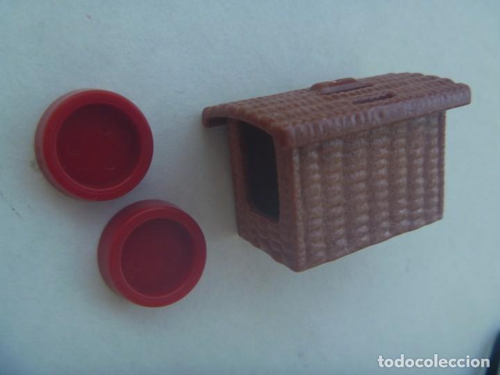 Playmobil: LOTE DE 3 FIGURAS DE PLAYMOBIL : CESTA PARA MASCOTA Y DOS PLATOS