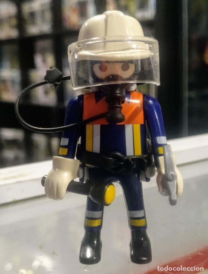 Playmobil: PLAYMOBIL BOMBERO CON LINTERNA - 15/9/20 - Foto 1