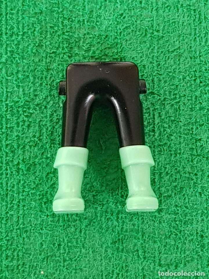 Playmobil: Playmobil piernas pantal&oacute;n negro bota verde claro mosquetero cavaliere caballero medieval vikingos