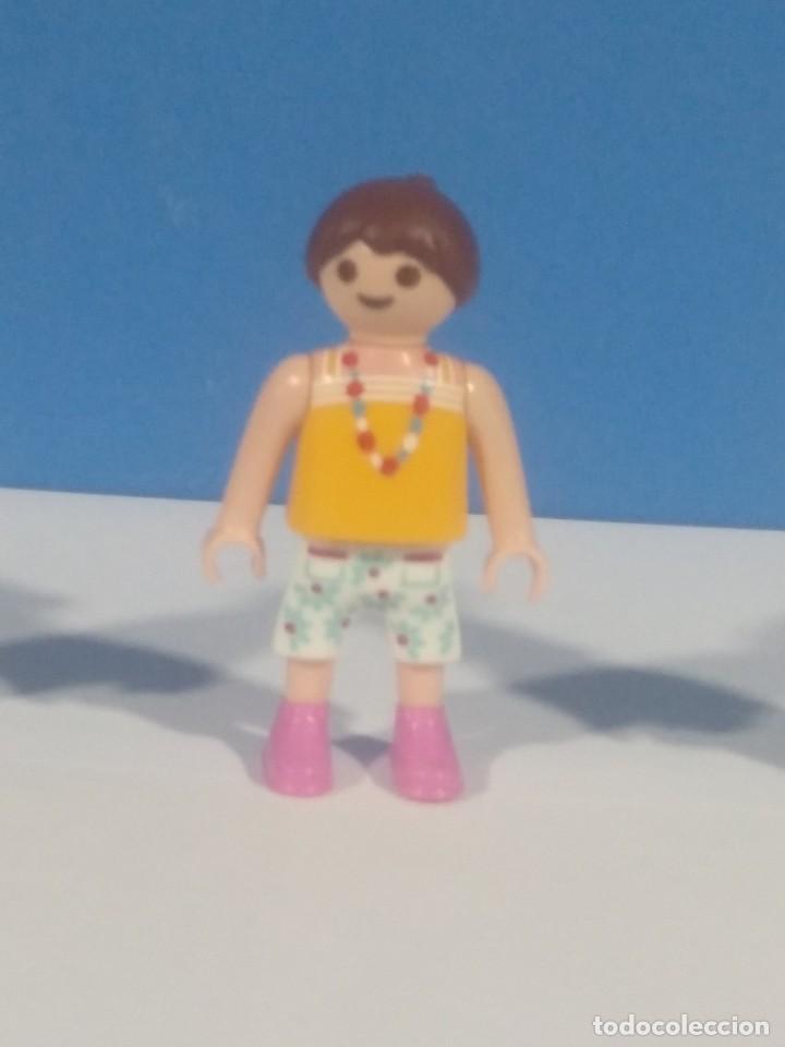 Playmobil: PLAYMOBIL NI&Ntilde;A CON COLETA Y PANTALON CORTO - 11/3/21