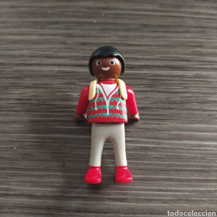 Playmobil: Ni&ntilde;o con mochila tirantes negro jersey rojo Playmobil