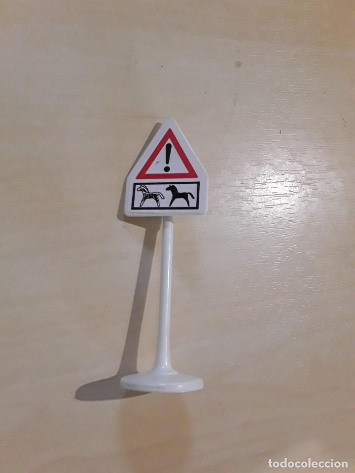 Playmobil: PLAYMOBIL. se&ntilde;al de trafico con soporte de peligro caballos.