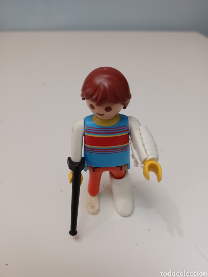 Playmobil: Figura Playmobil chico Ciudad accidentado con muleta y escayolas