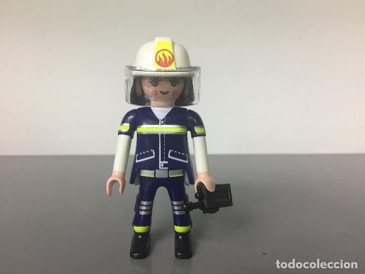 Playmobil: PLAYMOBIL FIGURA BOMBERA CON CASCO Y WALKIE MIX4