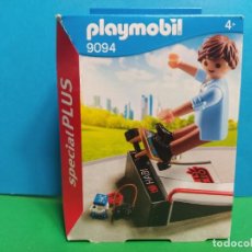 Playmobil: PLAYMOBIL. LOTE HOMBRE CON MONOPATIN SKATEBOARD REF9094. NUNCA ABIERTO VACACIONES CITY HOLIDAYS KG