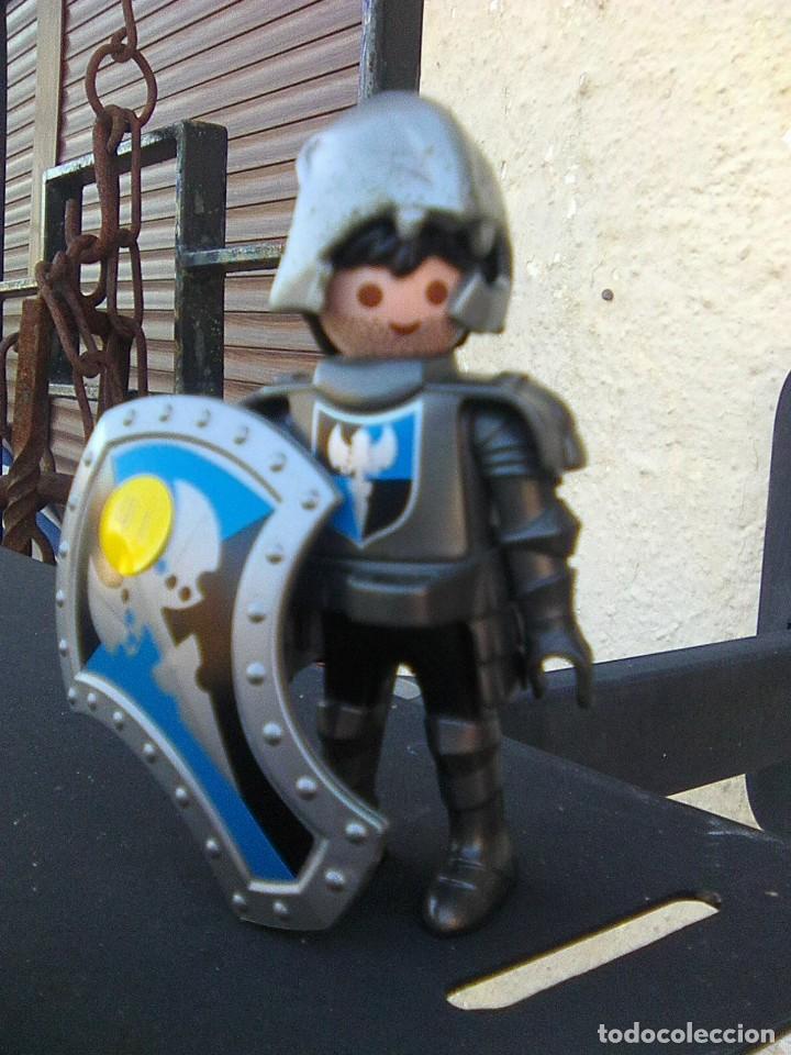 Playmobil: Playmobil - Caballero del escudo del hacha - no famobil click - creemos que de 2018 - escaso