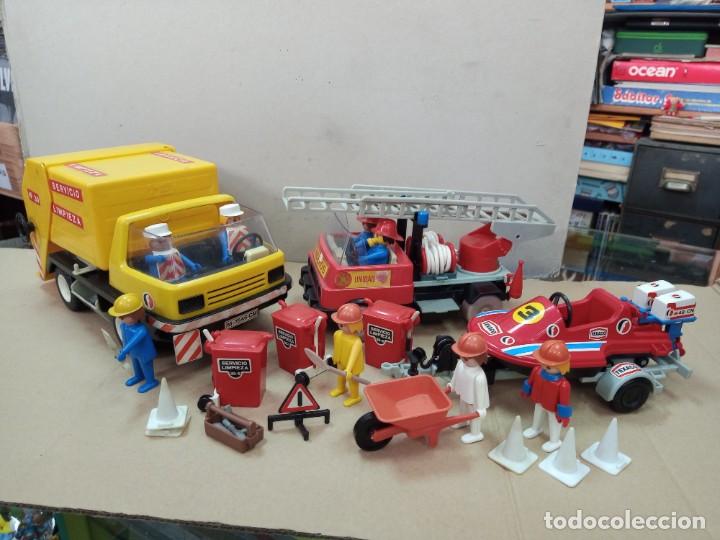 Playmobil: Antiguo lote de veh&iacute;culos y figuras de Famobil en buen estado