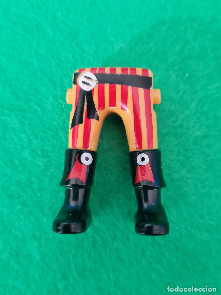 Playmobil: Playmobil piernas pantal&oacute;n amarillo rayas rojas botas negras cintur&oacute;n piratas vikingos medieval