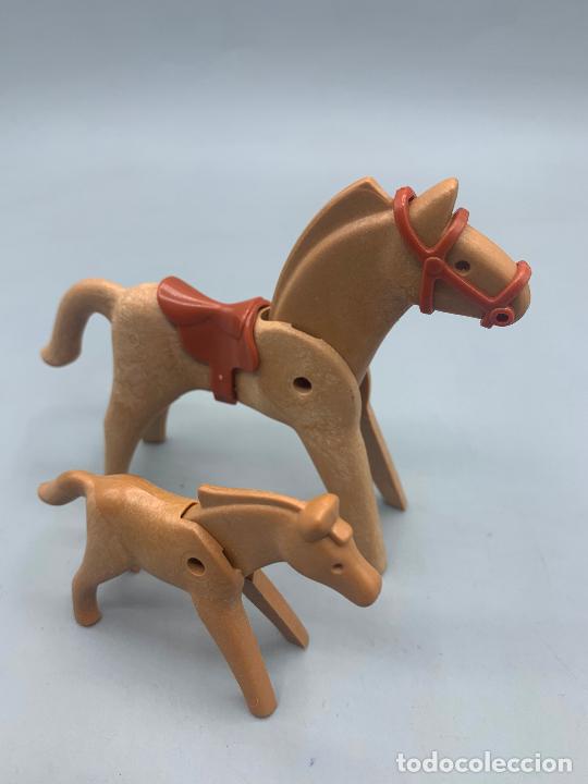 Playmobil: Playmobil caballo marr&oacute;n con silla bocado y cr&iacute;a