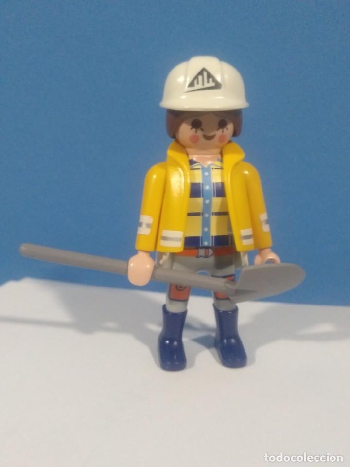 Playmobil: PLAYMOBIL FIGURA MUJER OBRERA CON PALA - 13/2/21