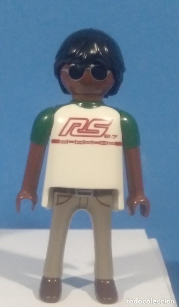 Playmobil: PLAYMOBIL FIGURA CHICO MODERNO NEGRO CON GAFAS - 27/5/21