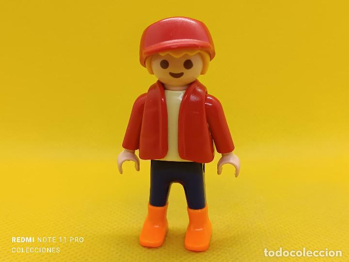 Playmobil: Playmobil ni&ntilde;o con chaleco y gorra - Foto 1