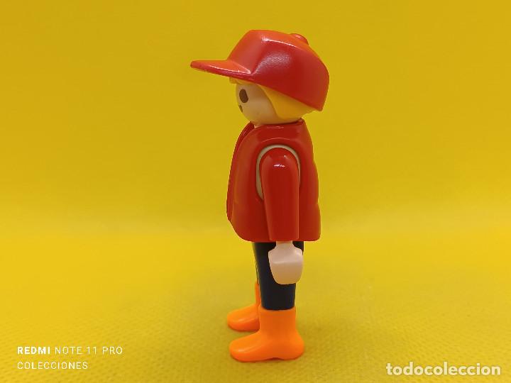 Playmobil: Playmobil ni&ntilde;o con chaleco y gorra - Foto 2