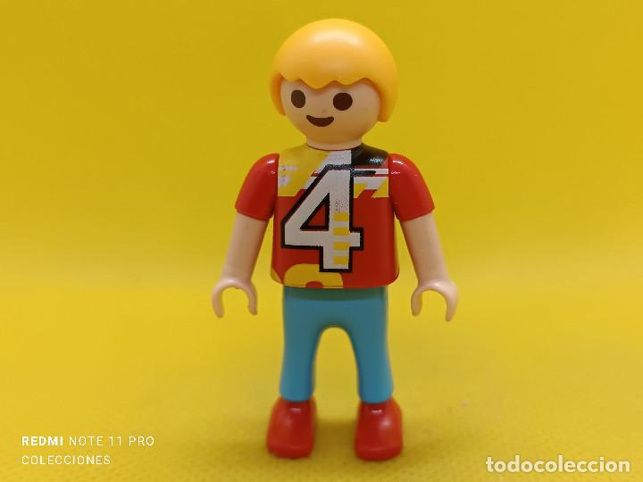 Playmobil: Playmobil Ni&ntilde;o con N&ordm; 4 en la camiseta