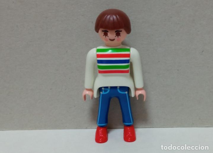 Playmobil: Playmobil - Figura Personaje Mujer Sueter Blanco Rayas de Colores