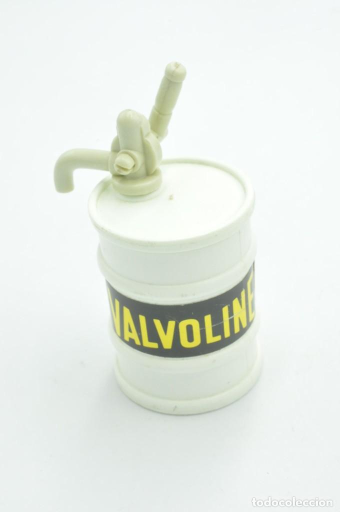 Playmobil: cj1603 PLAYMOBIL, barril bidon blanco valvoline ngorongoro con bomba