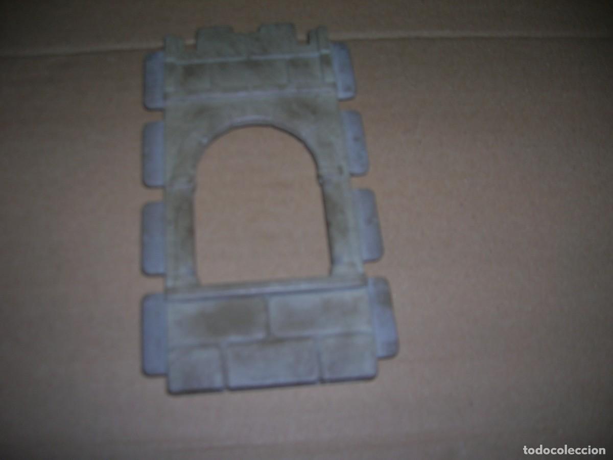 Playmobil: Playmobil. Pieza pared castillo, ventana sin reja, color gris.