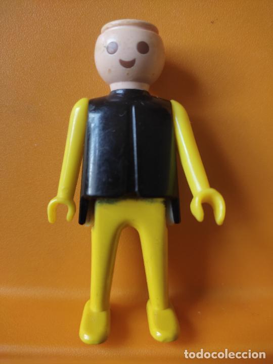 Playmobil: PLAYMOBIL FAMOBIL 1974 FIGURA ORIGINAL EXTREMIDADES AMARILLO PECHO NEGRO SIN PELO MANOS FIJAS