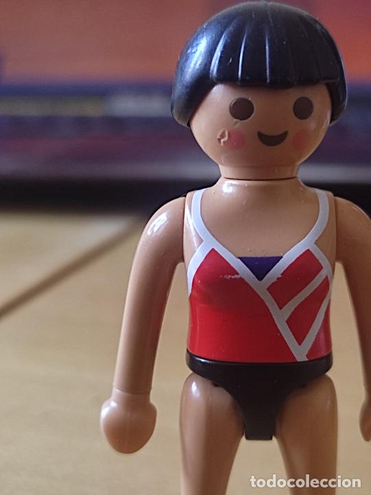 Playmobil: PLAYMOBIL MUJER BA&Ntilde;ADOR ROJO COLETA MORENO
