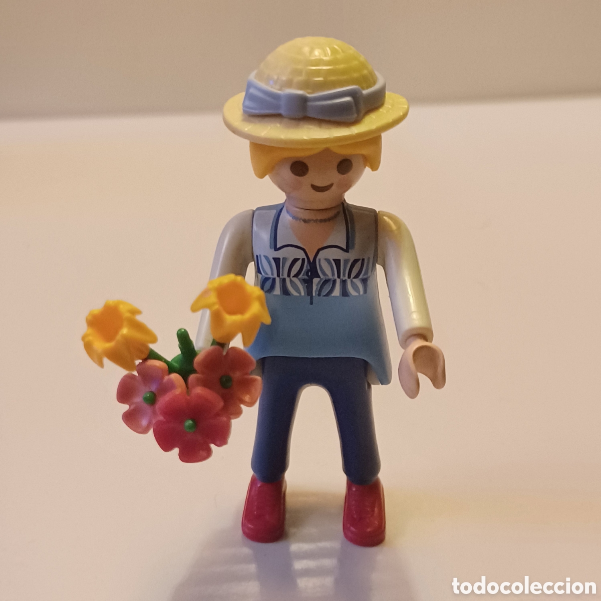 Playmobil: Figura Playmobil mujer chica con ramo de flores y pamela gorro