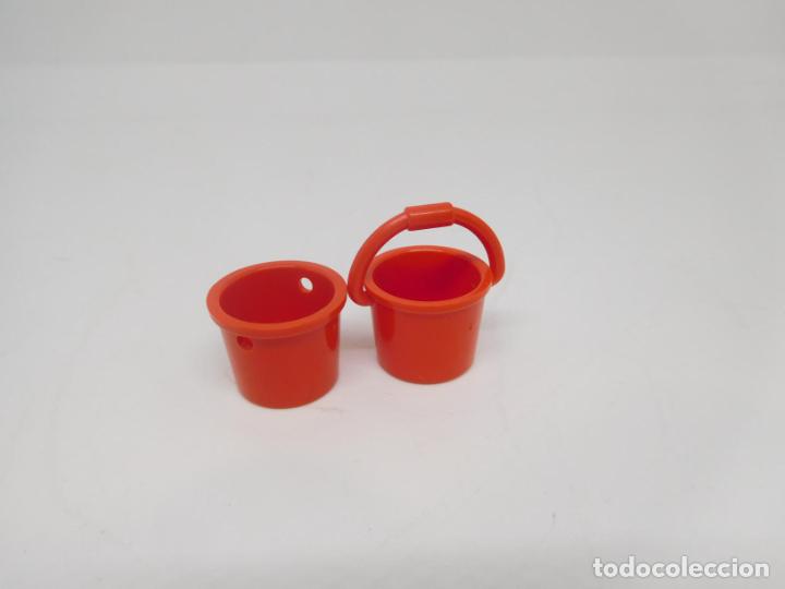 Playmobil: M69 Dos cubos famobil playmobil en rojo. Uno sin asa.