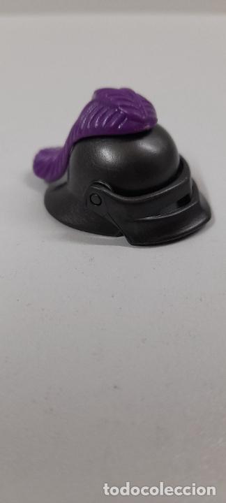 Playmobil: CASCO CON PLUMA DE GUERRERO MEDIEVAL . REALIZADO POR PLAYMOBIL