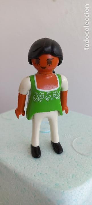 Playmobil: PLAYMOBIL, FIGURA DE MUJER CON CAMISETA VERDE.