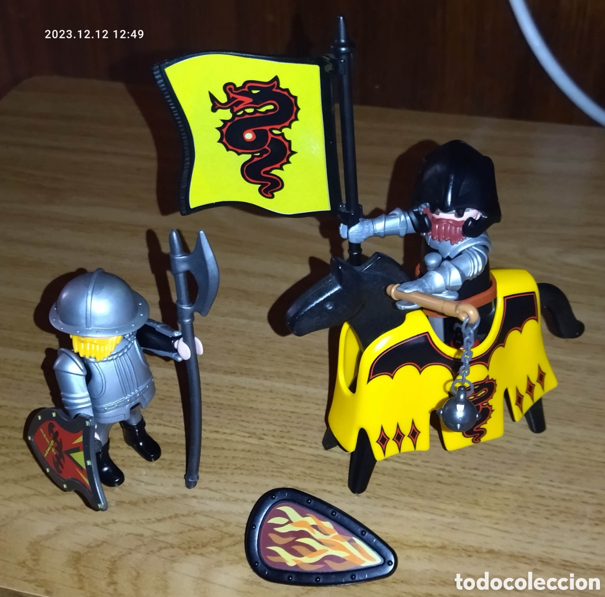 Playmobil: Playmobil 2007 ref 5805 5863 Caballero Escudero Caballo manta Serpiente Drag&oacute;n en amarillo & bandera