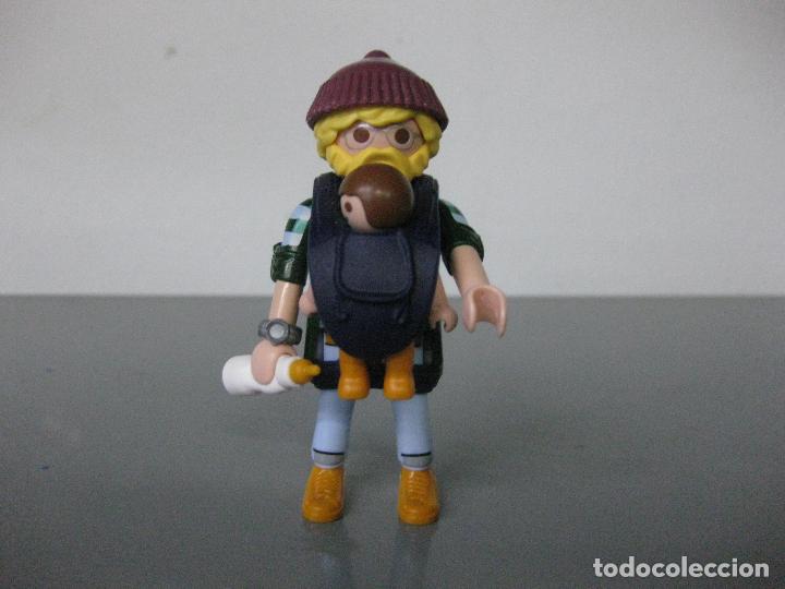 Playmobil: PLAYMOBIL SERIE 25 SOBRE SORPRESA PADRE CON BEB&Eacute; -SOLO FIGURA COMPLETA-SIN SOBRE NI FOLLETO
