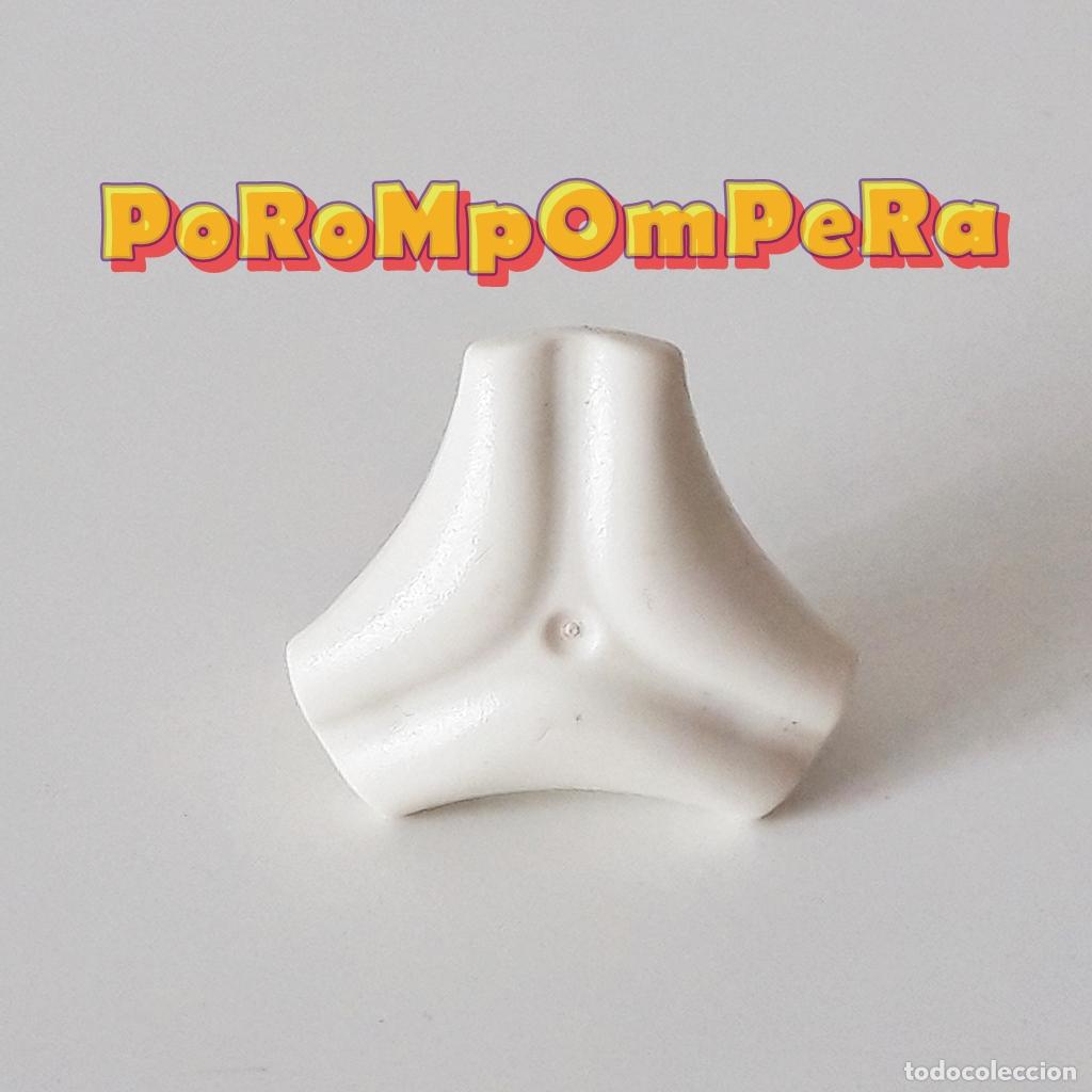 Playmobil: PLAYMOBIL TAPACUBO TRIANGULAR BLANCO RUEDA SIMILAR 3214 4045 5029 5133 EMBELLECEDOR LLANTA R8