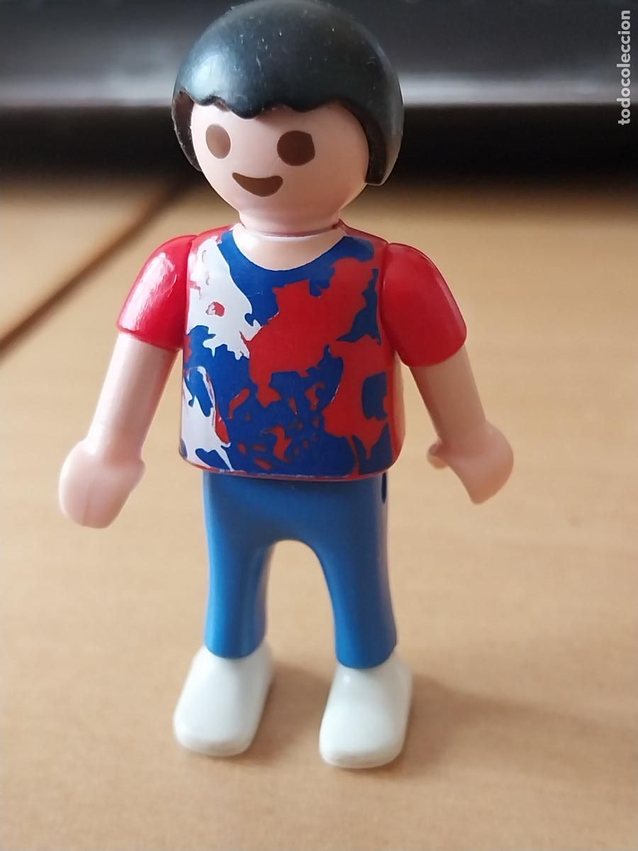 Playmobil: PLAYMOBIL CIUDAD NI&Ntilde;O ESCUELA PARQUE MORENO CAMISETA TRICOLOR PANTALON AZUL