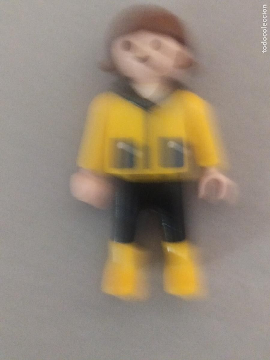 Playmobil: PLAYMOBIL FIGURA NI&Ntilde;A AMARILLO, NEGRO, SUDADERA BOLSILLOS NEGROS