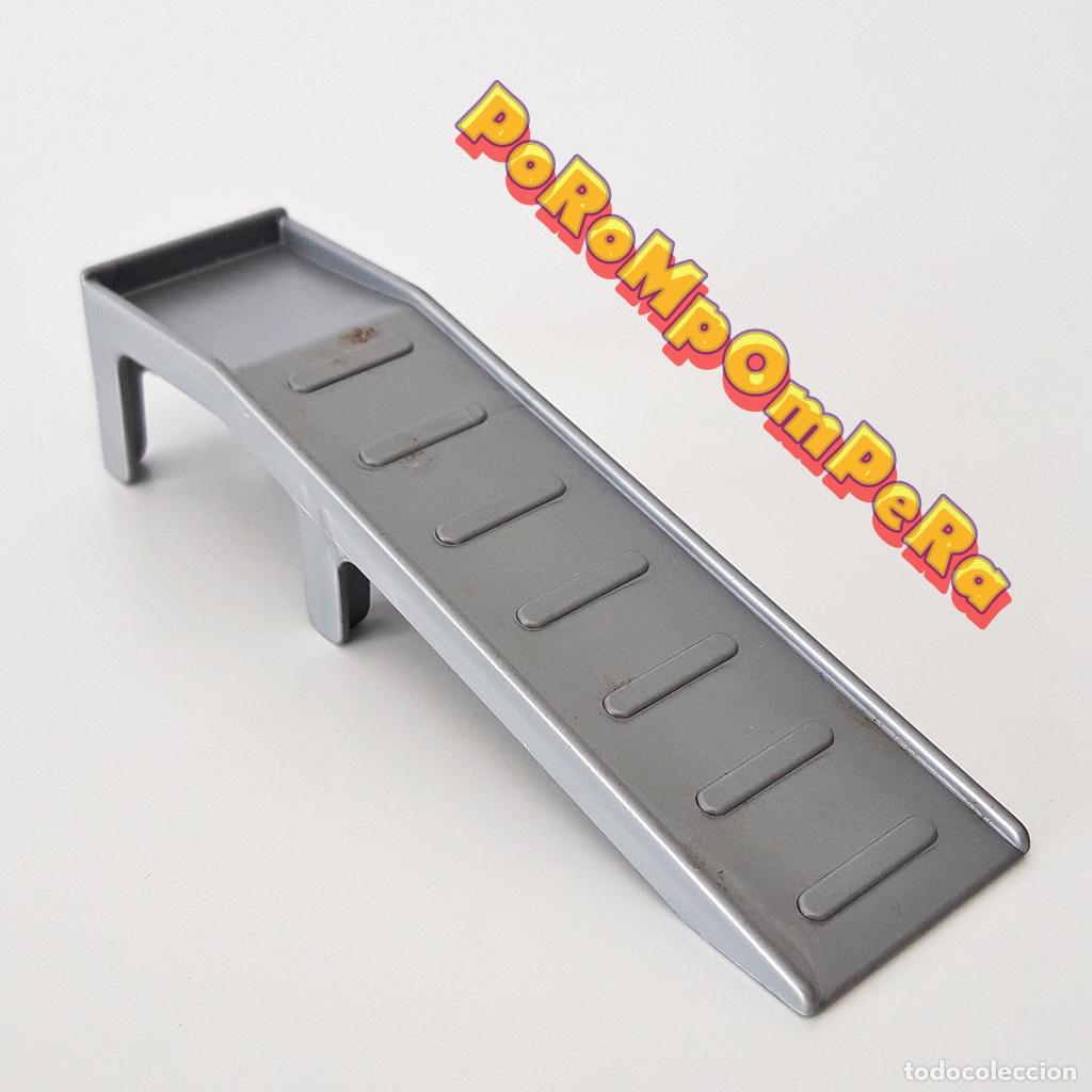 Playmobil: PLAYMOBIL rampa plateada coche taller mec&aacute;nico gasolinera F8