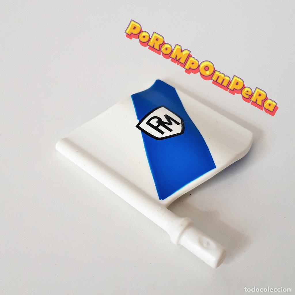 Playmobil: PLAYMOBIL BANDER&Iacute;N BLANCO FRANJA AZUL LOGO PM SET/S POR DETERMINAR Q1