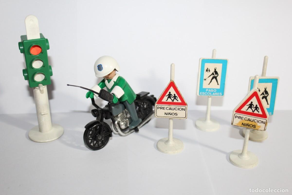 Playmobil: LOTE PLAYMOBIL FAMOBIL POLICIA CON MOTO,SE&Ntilde;ALES DE TRAFICO Y SEMAFORO 1974