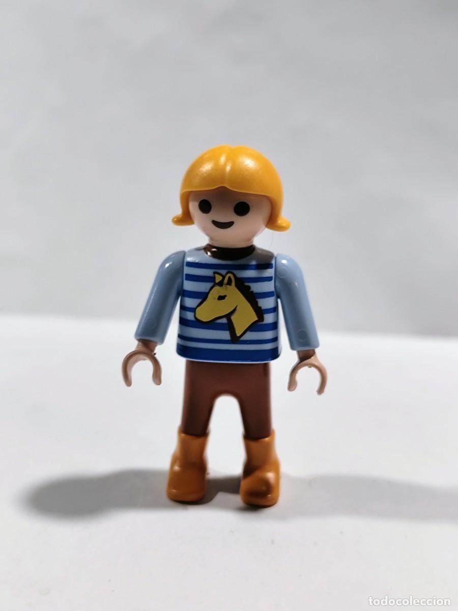 Playmobil: PLAYMOBIL FIGURA NI&Ntilde;A CON PONY EN CAMISETA - 2/7/24