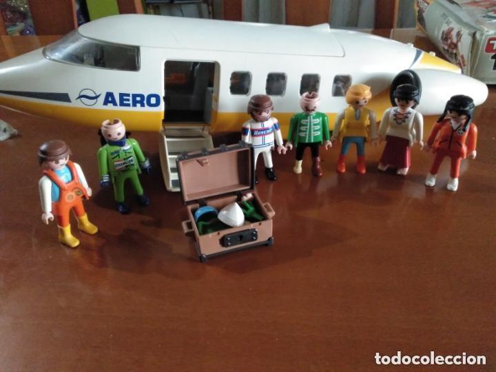 Playmobil: AVION PASAJEROS AEROLINE DE PLAYMOBIL + 7 MU&Ntilde;ECOS + BAUL + 2 GORROS + FLORES + ZANAHORIAS + COLES