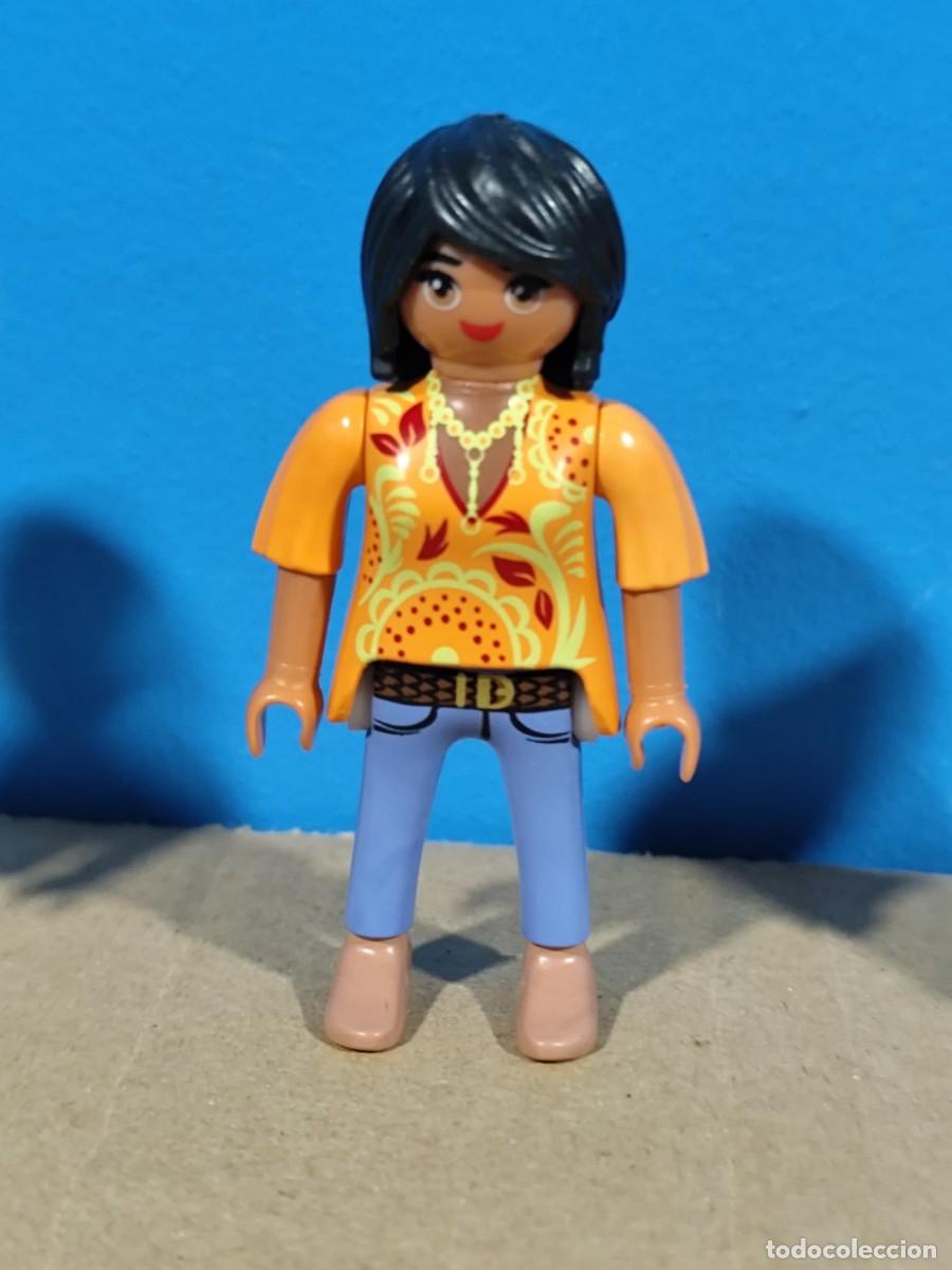 Playmobil: PLAYMOBIL FIGURA CHICA MORENA CAMISETA MODERNA - 28/9/21