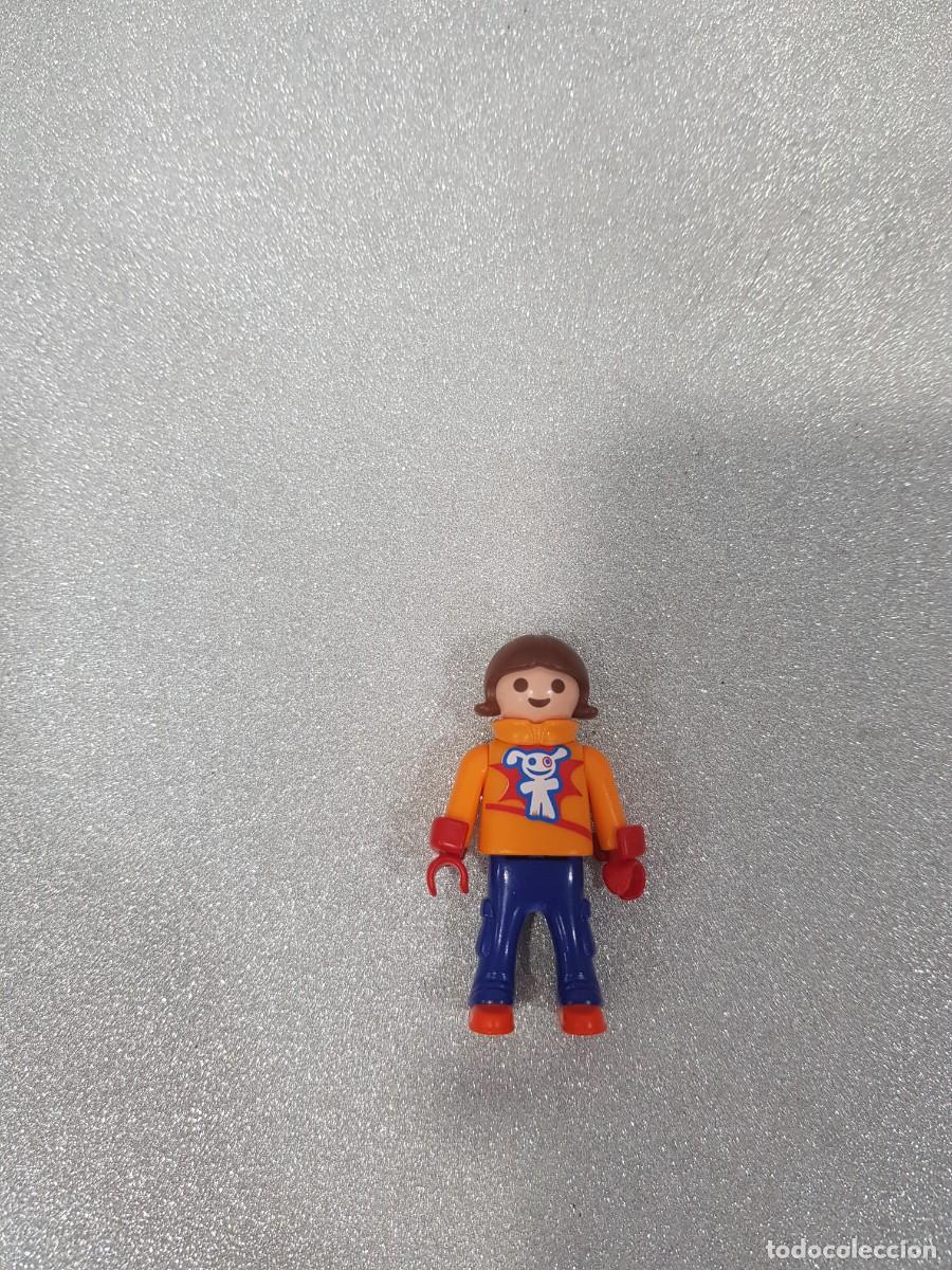 Playmobil: Figura Playmobil ni&ntilde;a camiseta naranja pantalones azules