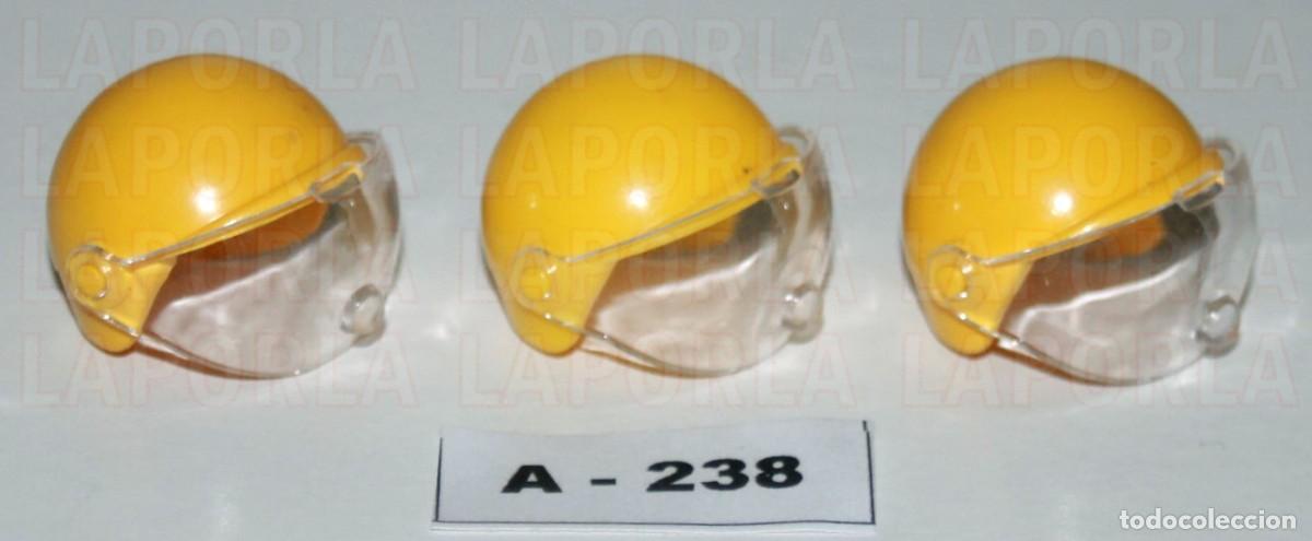 Playmobil: PLAYMOBIL 3 CASCOS AMARILLOS CL&Aacute;SICOS CON VISOR - MOTO PILOTO 1&ordf; &Eacute;POCA 3231 (A-238)