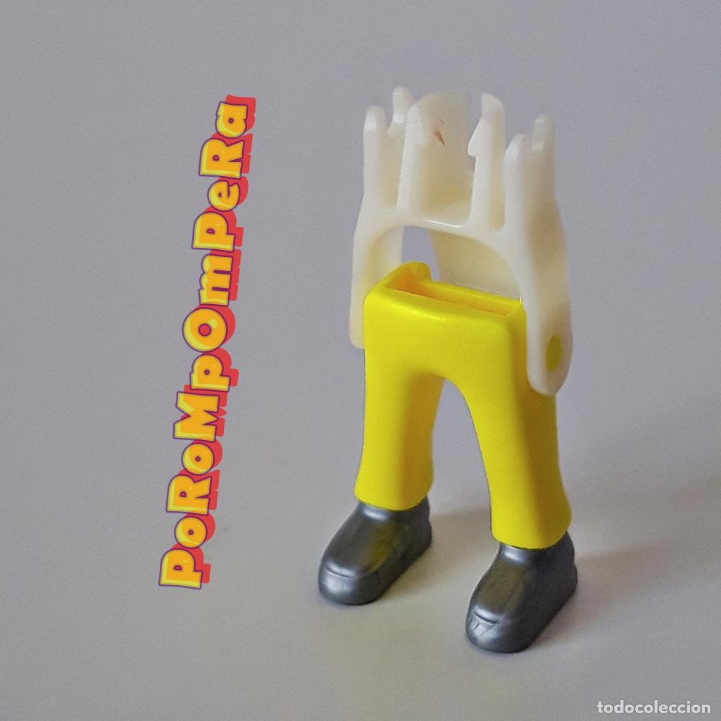 Playmobil: PLAYMOBIL PIERNA PANTAL&Oacute;N AMARILLO NE&Oacute;N BOTA ALTA PLATEADA + ESQUELETO IDEAL COMPLETAR O CUSTOM ZX