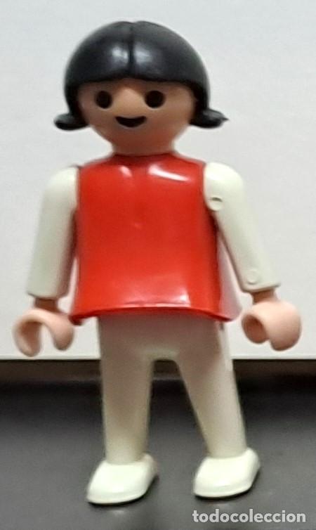 Playmobil: PLAYMOBIL PEQUE&Ntilde;O NI&Ntilde;A DE ROJO Y BLANCO CON EL PELO NEGRO. CLICK-23