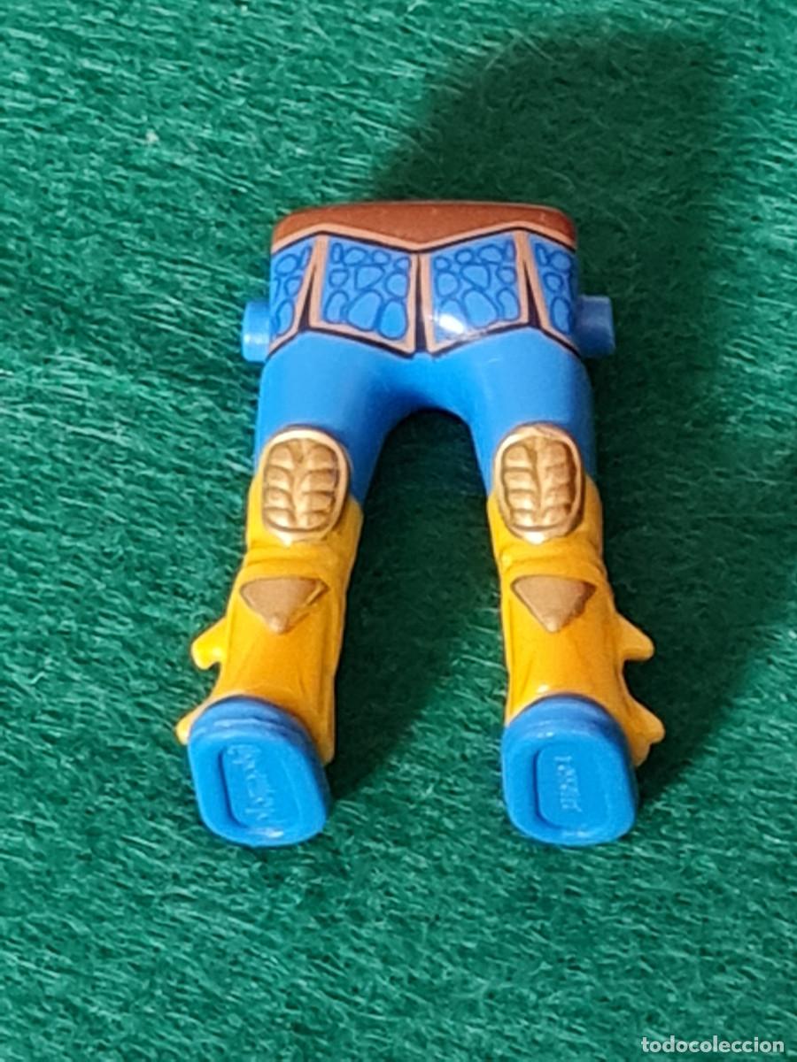 Playmobil: playmobil piernas medievales azul amarillo cintur&oacute;n marr&oacute;n rodillera dorada vikingos caballero